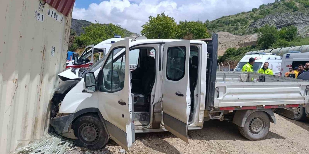 Malatya’da kamyonet şantiye girdi: 3 yaralı