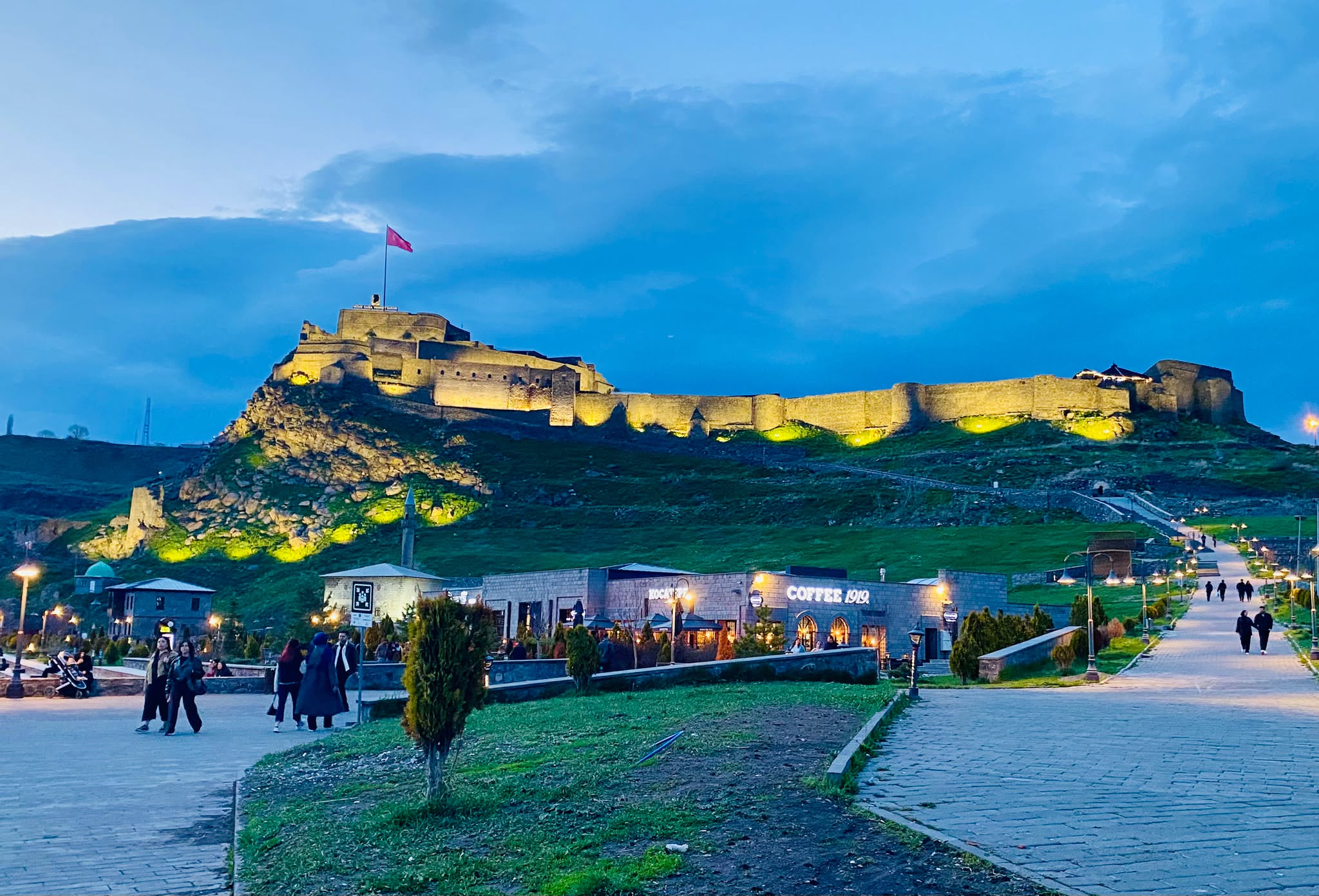 Gazi Kars akşamın mavisine büründü