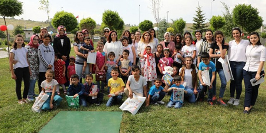 Vali eşi Meral Öksüz, çocukları Vali konağında ağırladı