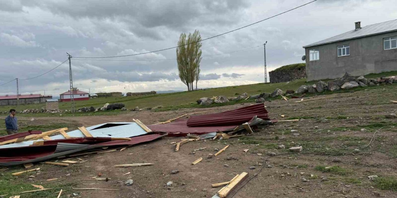 Kars’ta fırtına çatıyı uçurdu