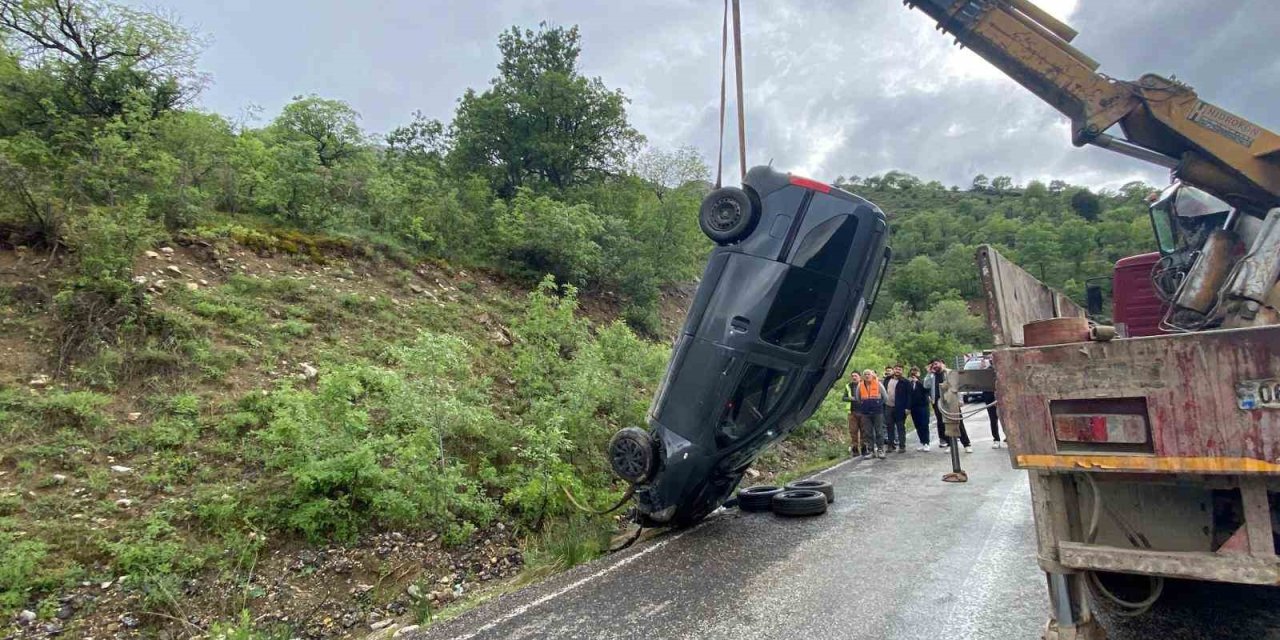 Kemaliye’de yağış nedeniyle araç takla attı