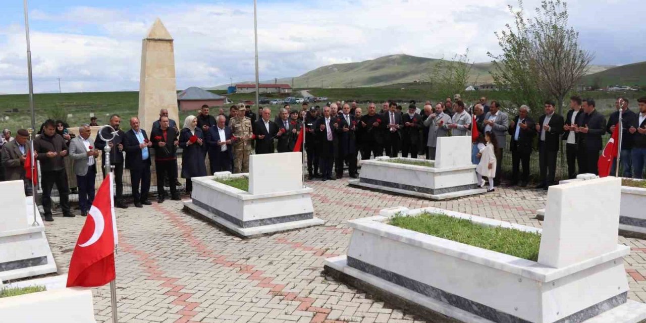 Edebük şehitleri kabirleri başında anıldı