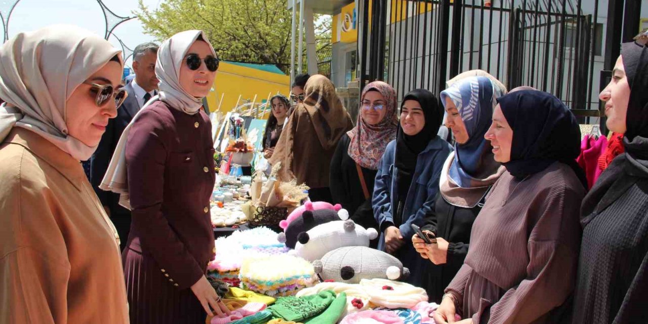 Üniversite öğrencilerinin yıl boyunca yaptıkları el emeği ürünleri görücüye çıktı