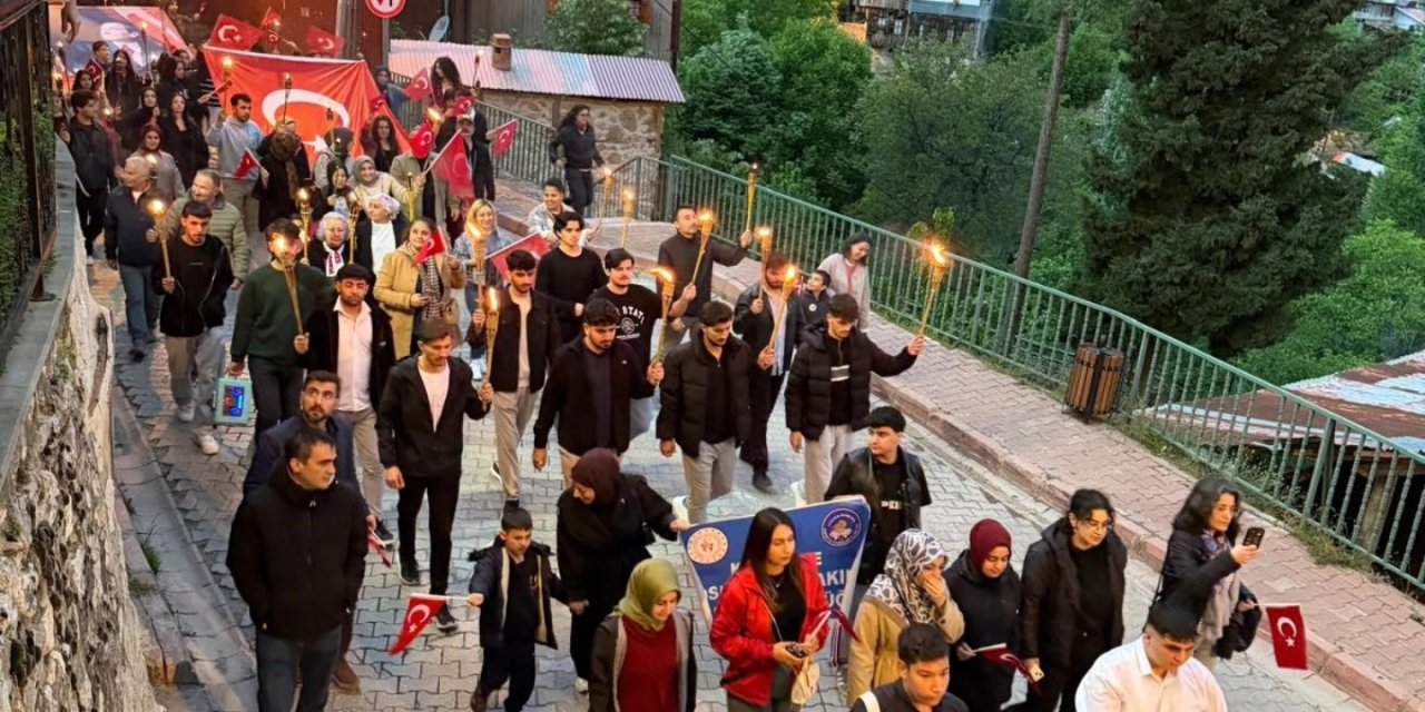Kemaliye’de 19 Mayıs coşkusu fener alayıyla yaşandı