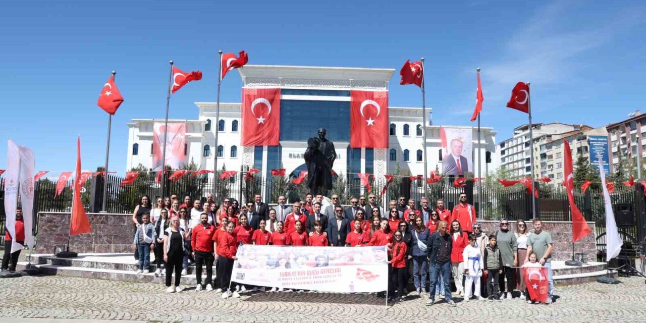 Elazığ’da 19 Mayıs kutlamaları çelenk sunma ile başladı