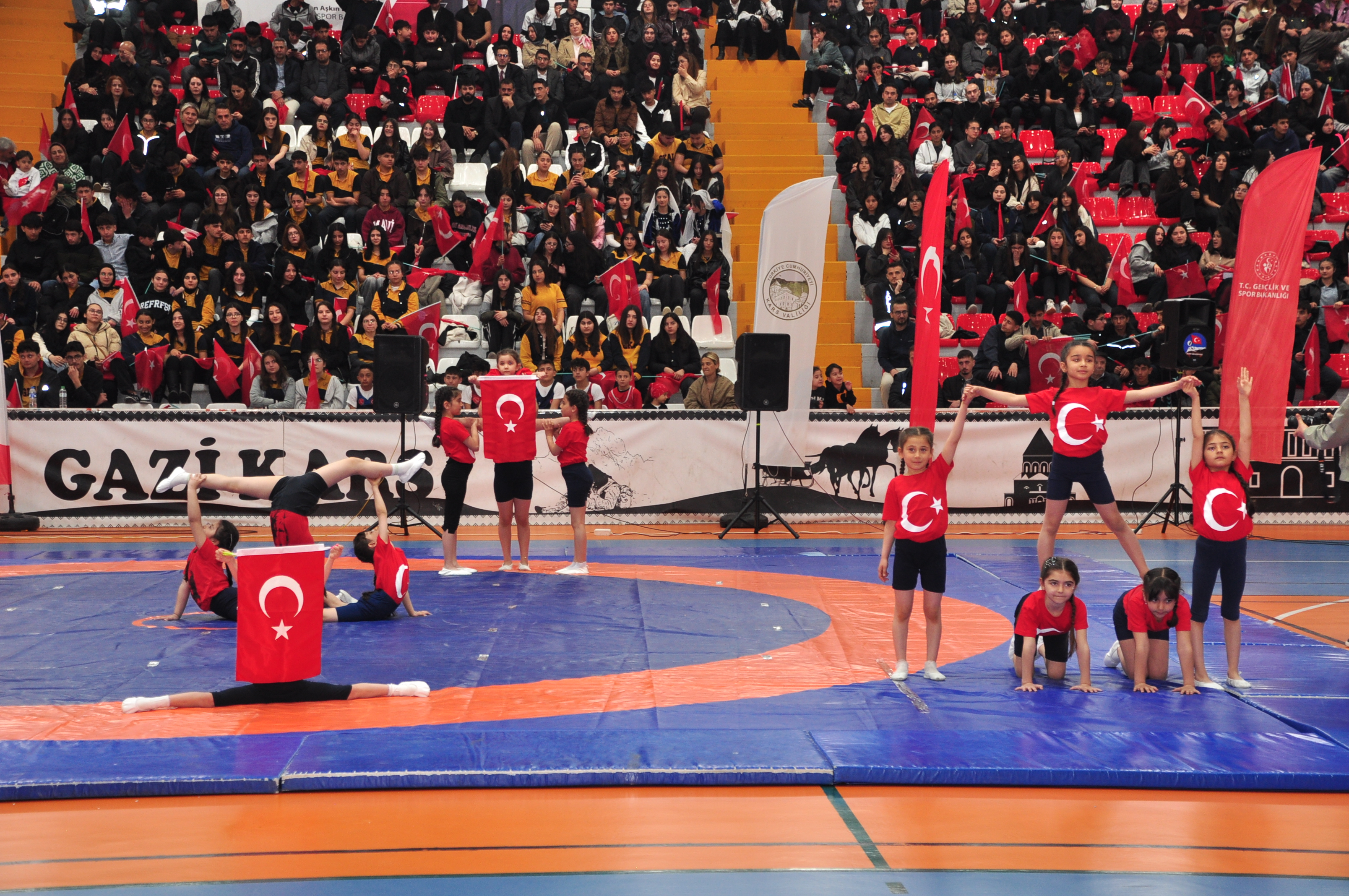 Kars’ta 19 Mayıs coşkusu spor salonuna taştı