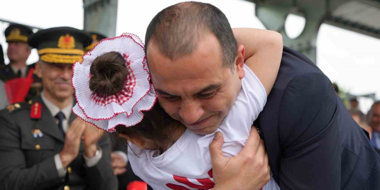 Iğdır’da 19 Mayıs coşkusu: Minik öğrencinin valiye bayrak hediyesi yüzleri gülümsetti