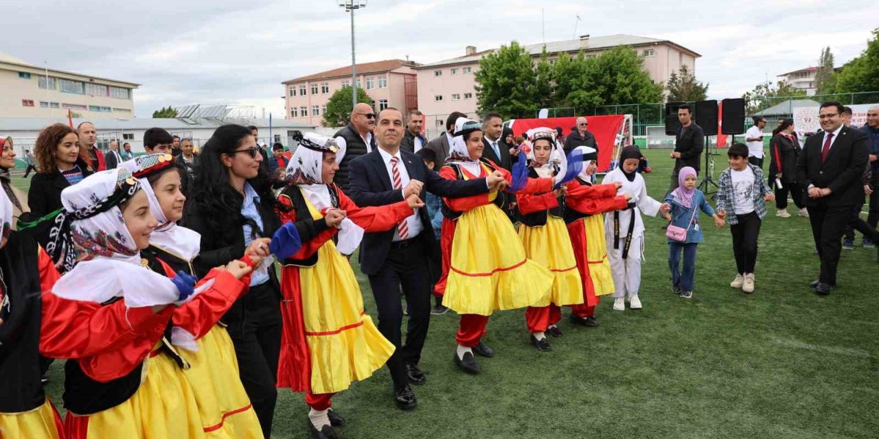 Vali Taşolar Kafkas oynadı, halay çekti
