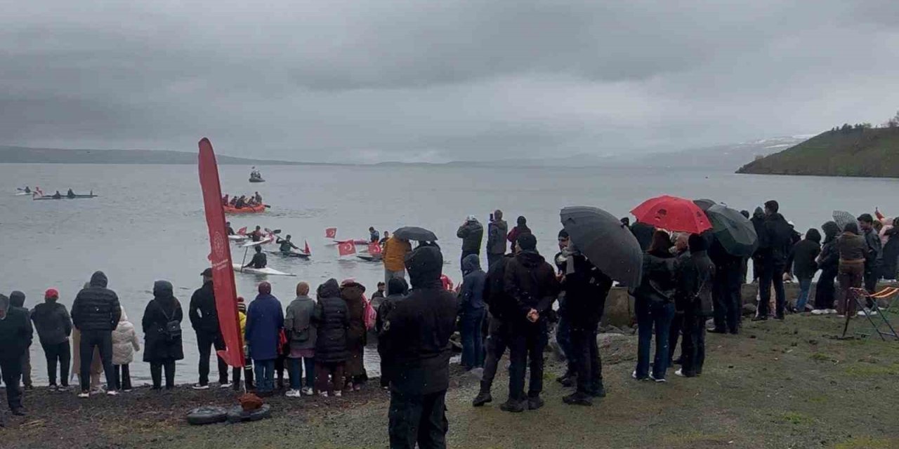 Çıldırlı çocuklar 19 Mayıs’ta yaptığı su sporları gösterisi nefes kesti