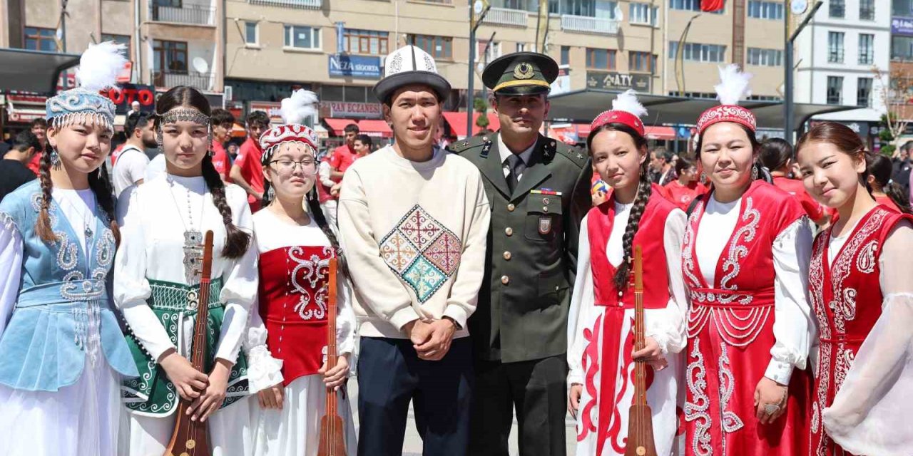 19 Mayıs festivalinde Kırgız ekibinin kıyafetleri ve müzikleri hayran bıraktı