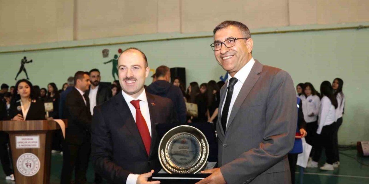 Hasan Oğuz’a anlamlı plaket