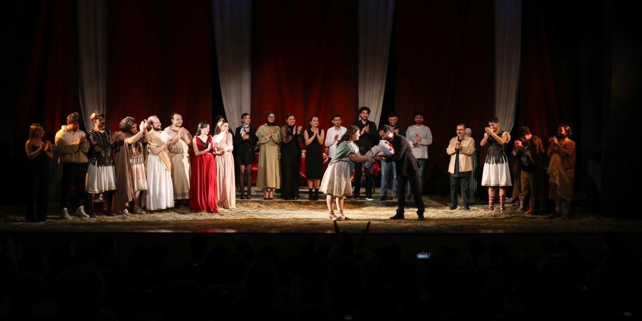 "Büyük Romulus"dan sezona alkışlarla veda