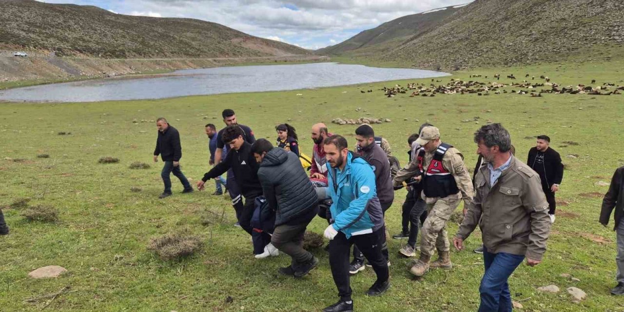 Dağlık alanda düşerek yaralanan şahsı ekipler kurtardı