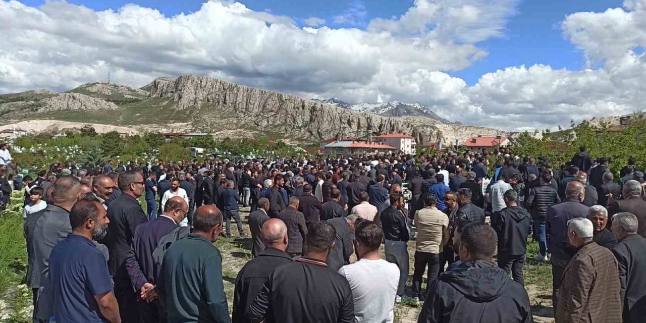 İş kazasında hayatını kaybeden genç toprağa verildi