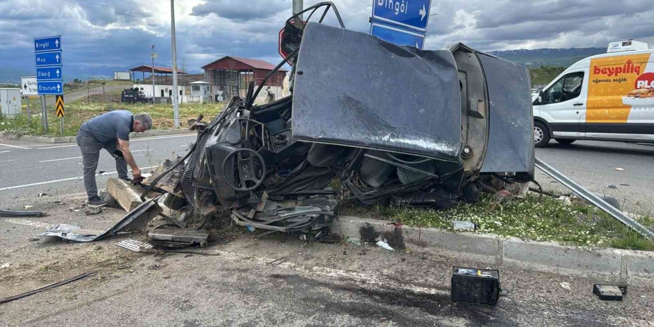 Bingöl’de hayvan yüklü kamyon otomobillere çaptı: 1’i ağır 2 yaralı