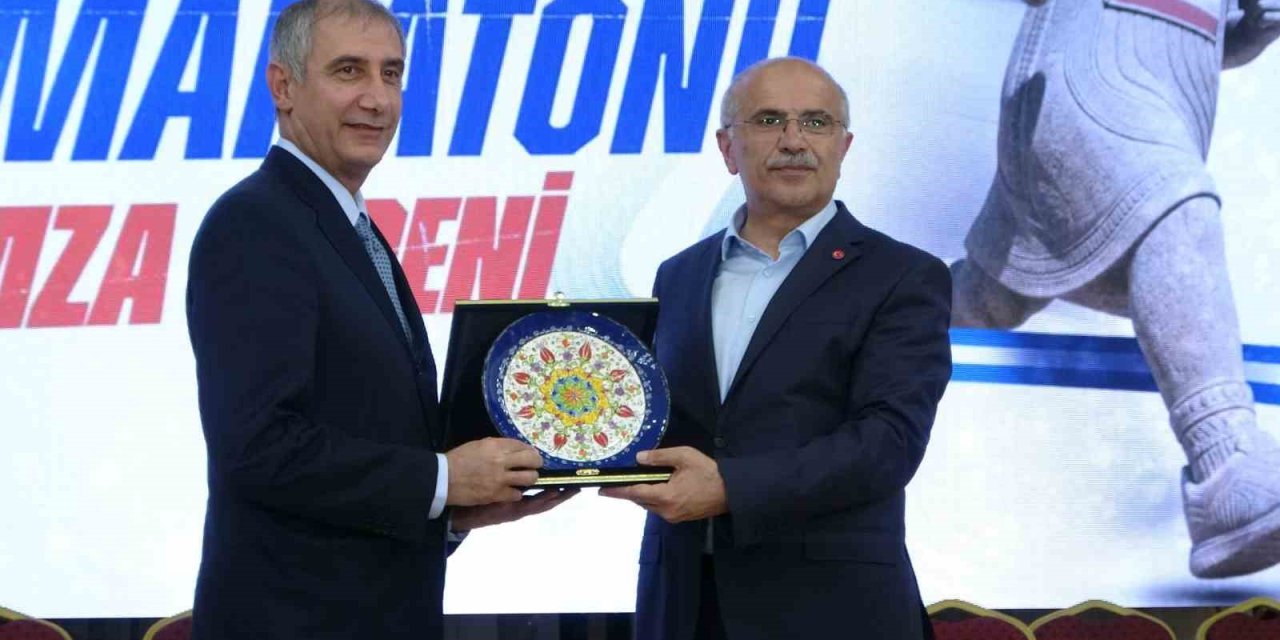 Malatya’da spor emekçileri onurlandırıldı, Arslantepe Yarı Maratonu’nun imzaları atıldı