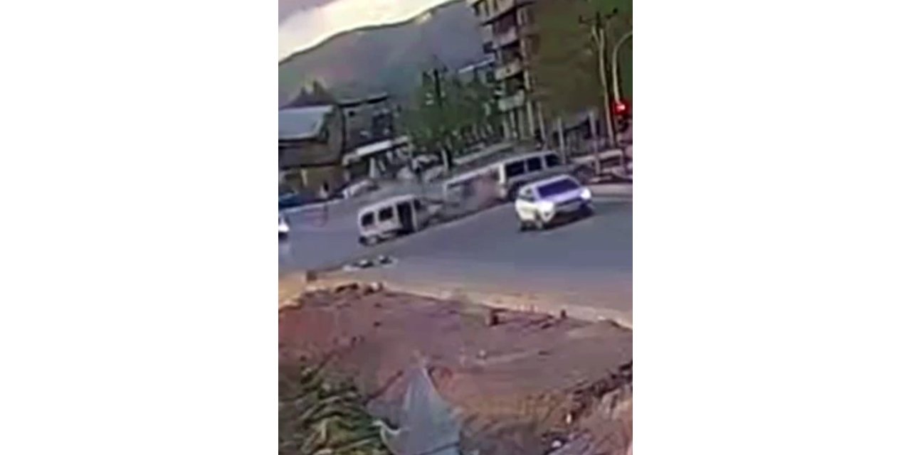 Yüksekova’da 11 kişinin yaralandığı zincirleme kaza kamerada