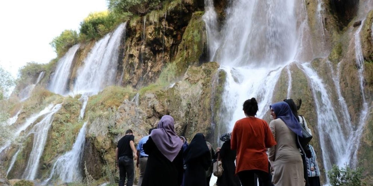 Kar suları Girlevik Şelalesi’ni coşturdu
