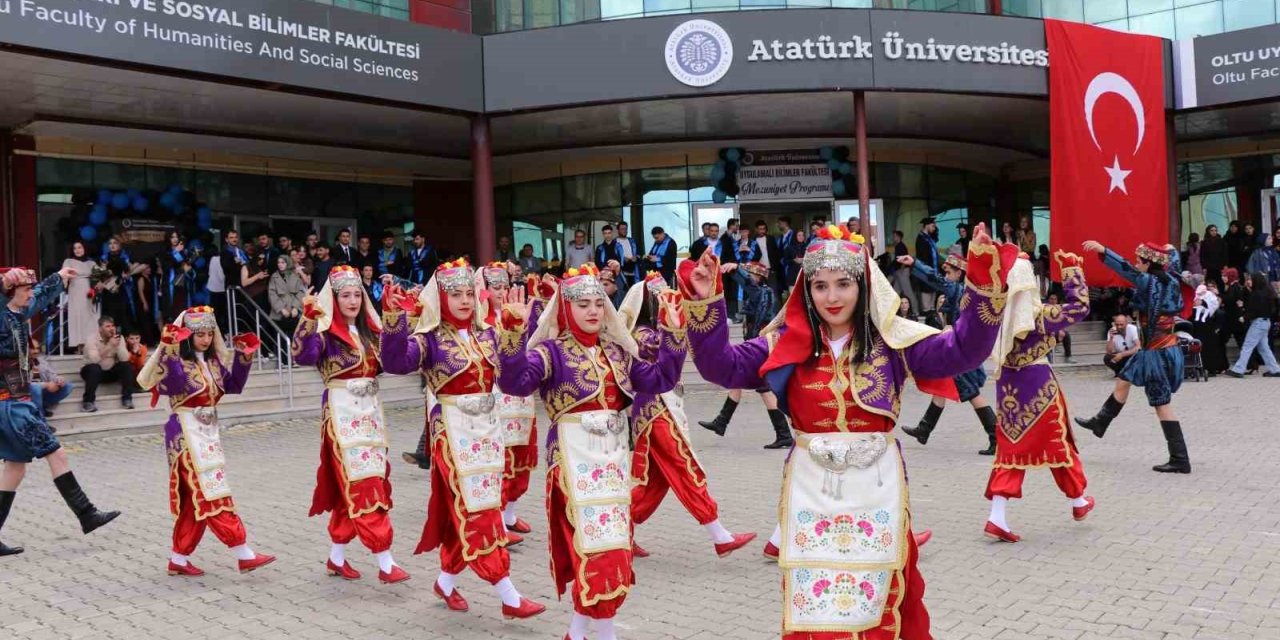 Oltu’da üniversitelilerin mezuniyet coşkusu
