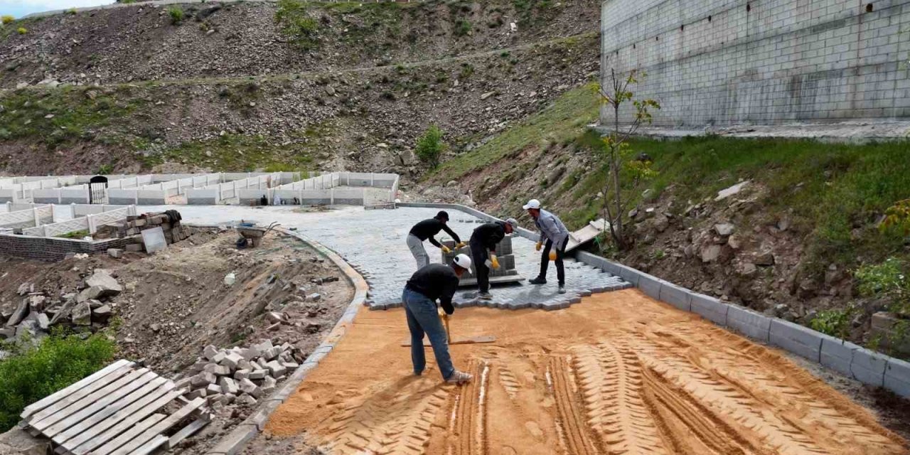 Elazığ’da Kurban Bayramı öncesinde, mezarlıklarda temizlik çalışmaları sürüyor