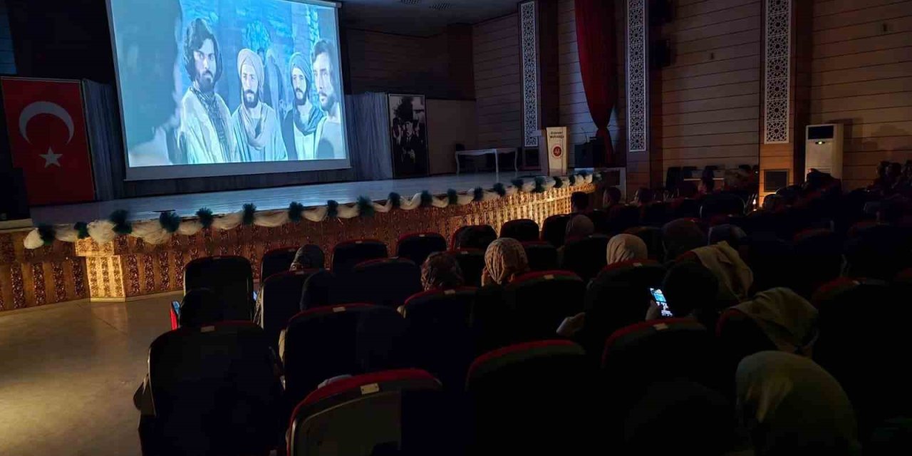 Erzincan Müftülüğünden gençlere manevi sinema etkinliği