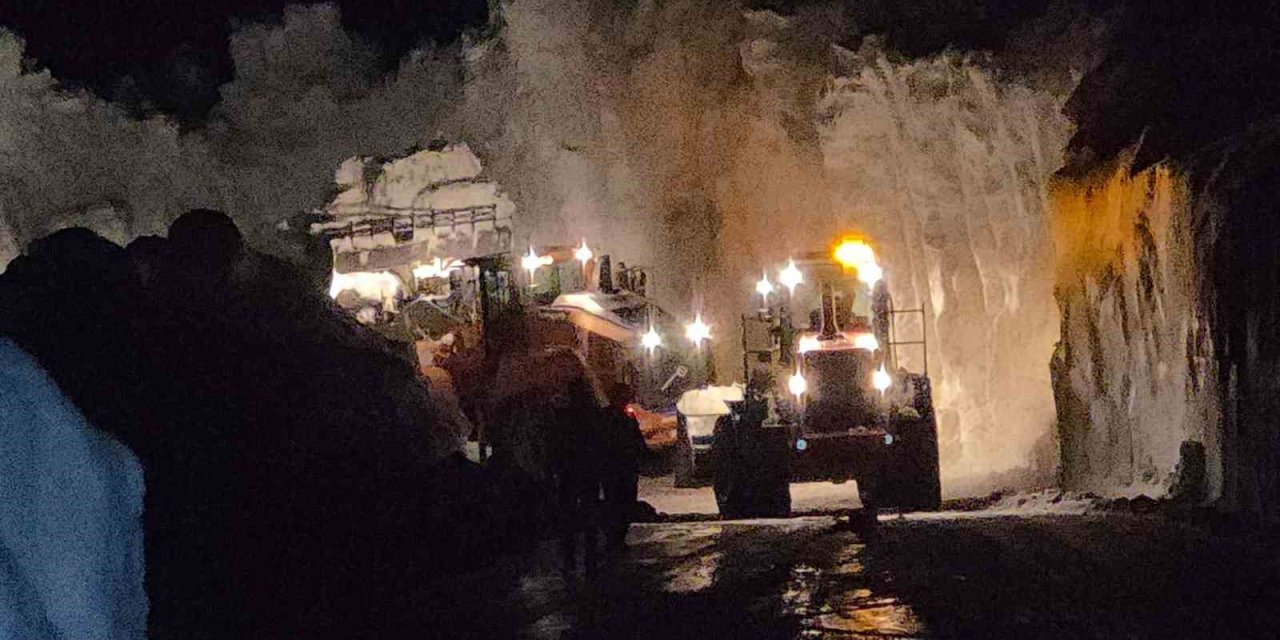 Bahçesaray yolunda gece mesaisi