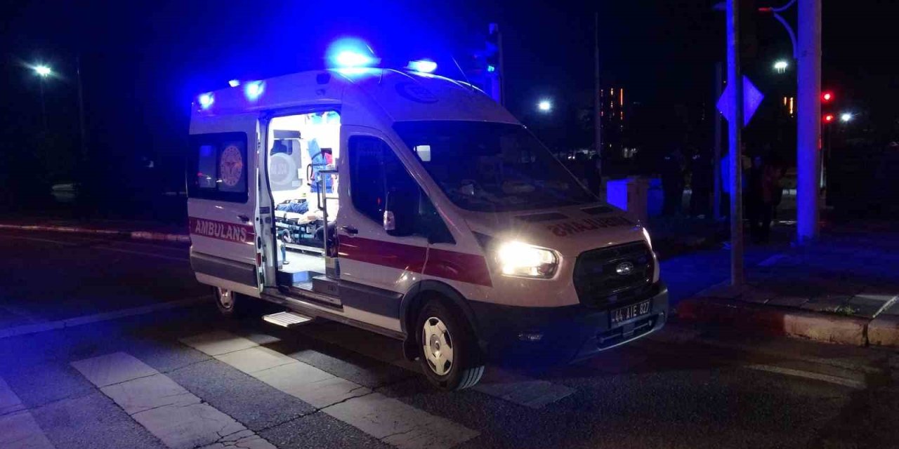 Otomobil ile çarpışan hafif ticari araç yan yattı