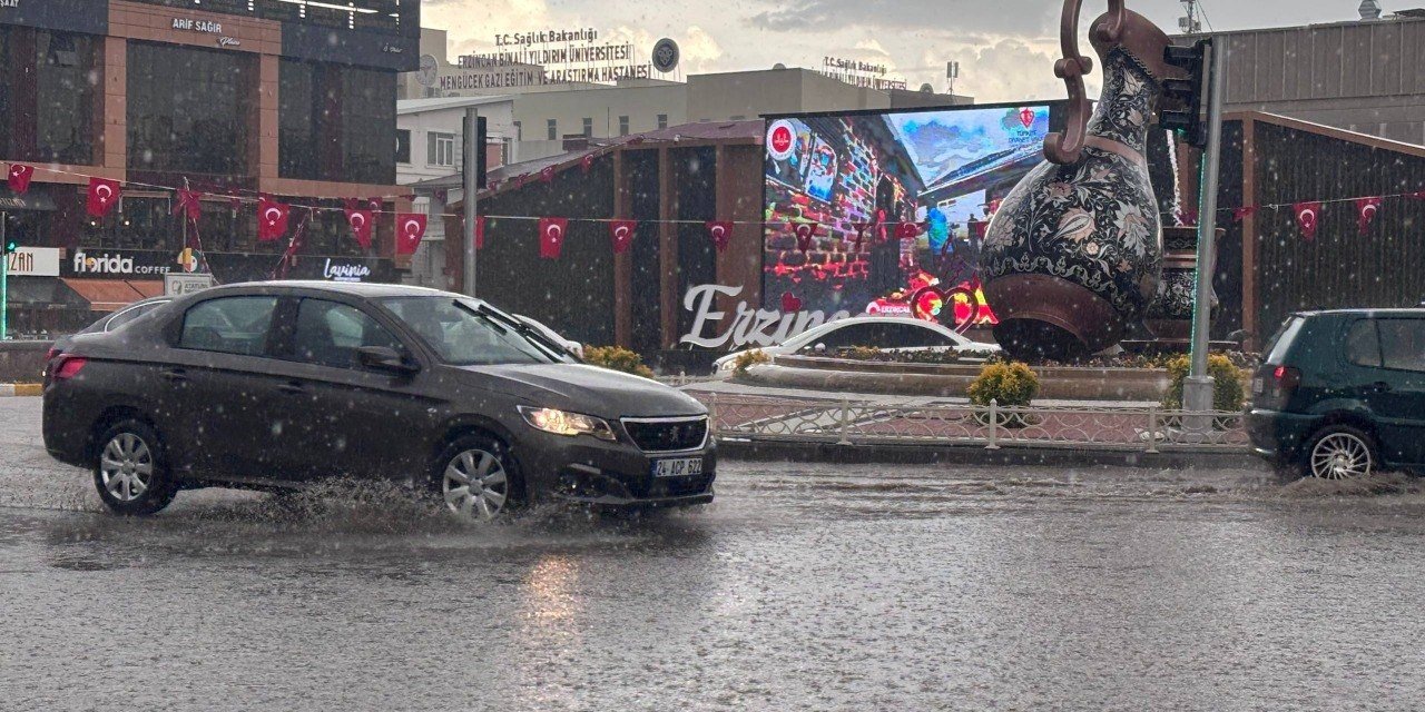 Erzincan’da sağanak nedeniyle cadde ve sokaklar su altında kaldı