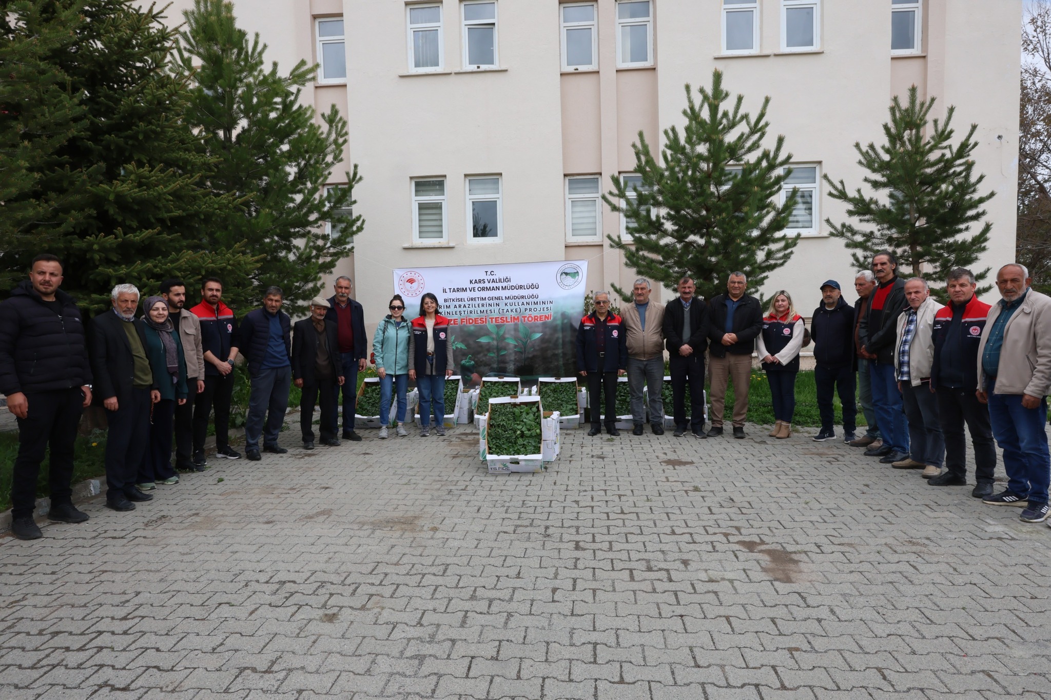 Kars’ta 95 bin adet sebze fidesi dağıtıldı