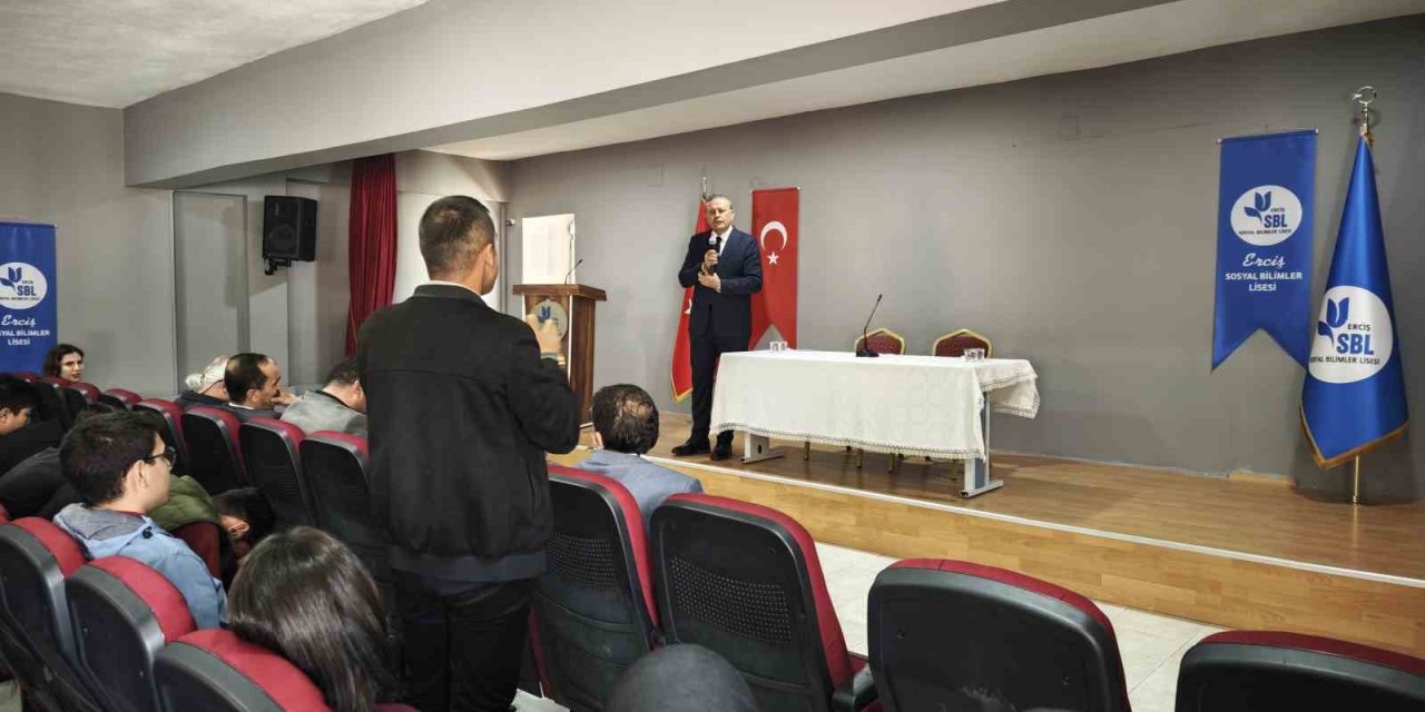Rektör Elmastaş’tan Ercişli öğrencilerle kariyer planlaması söyleşisi