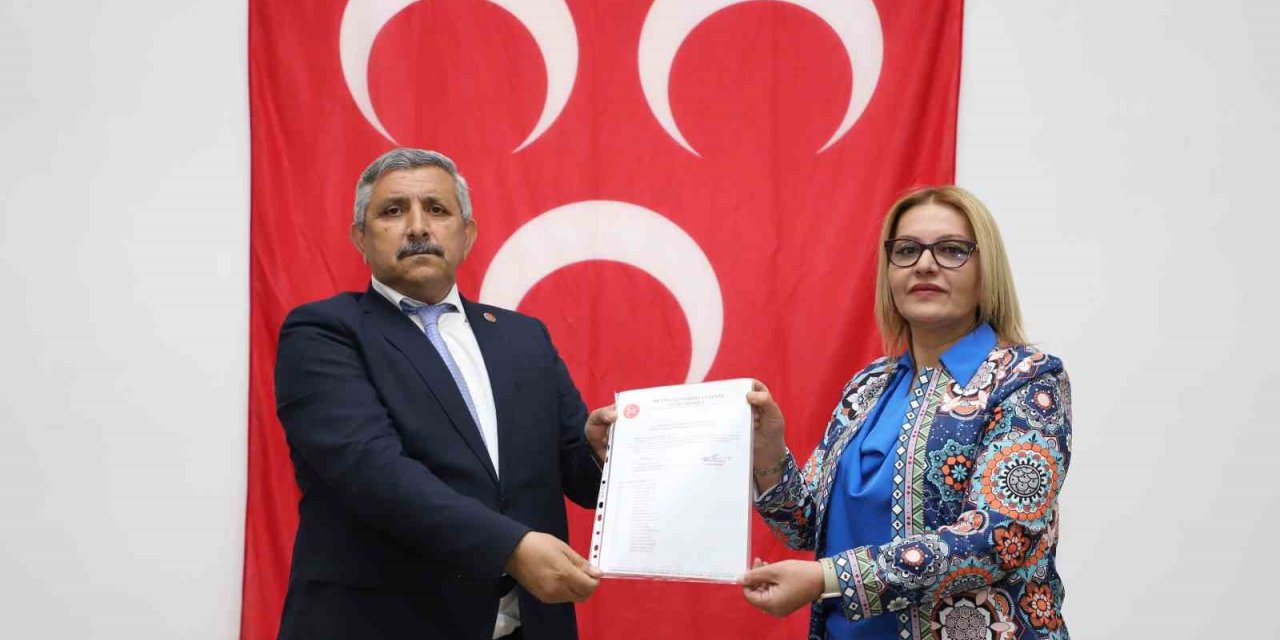 MHP ilçe başkanı Gündoğdu mazbatasını alarak göreve başladı