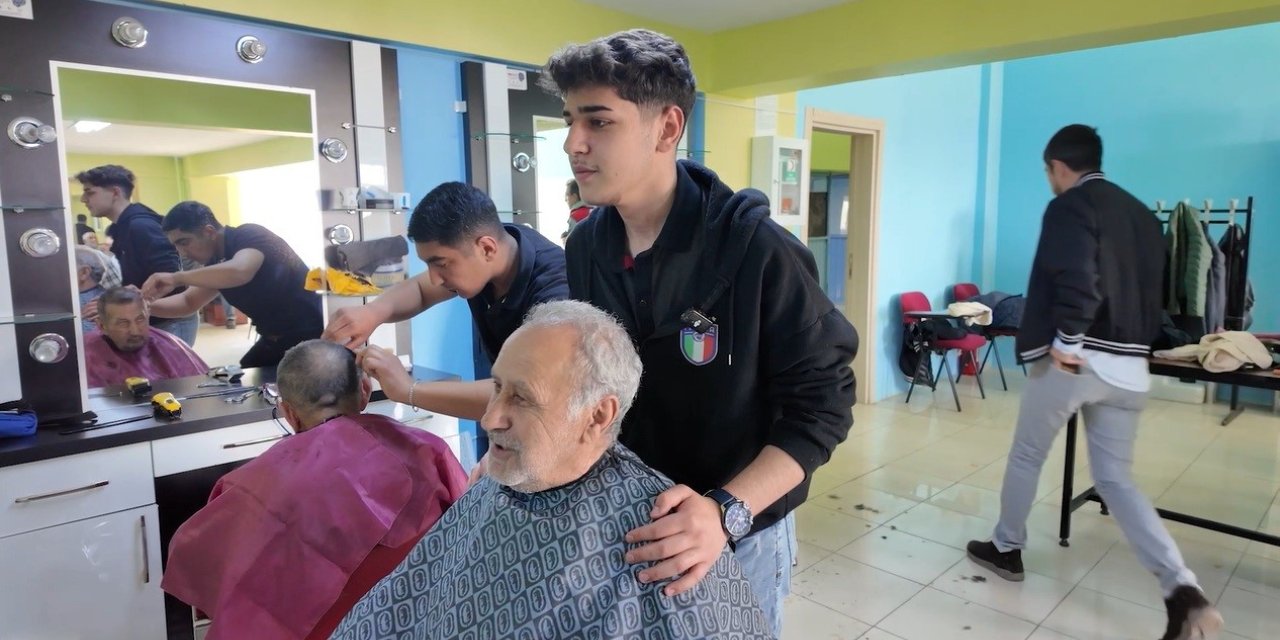Öğrenciler yaşlıların bayram tıraşını yaptı