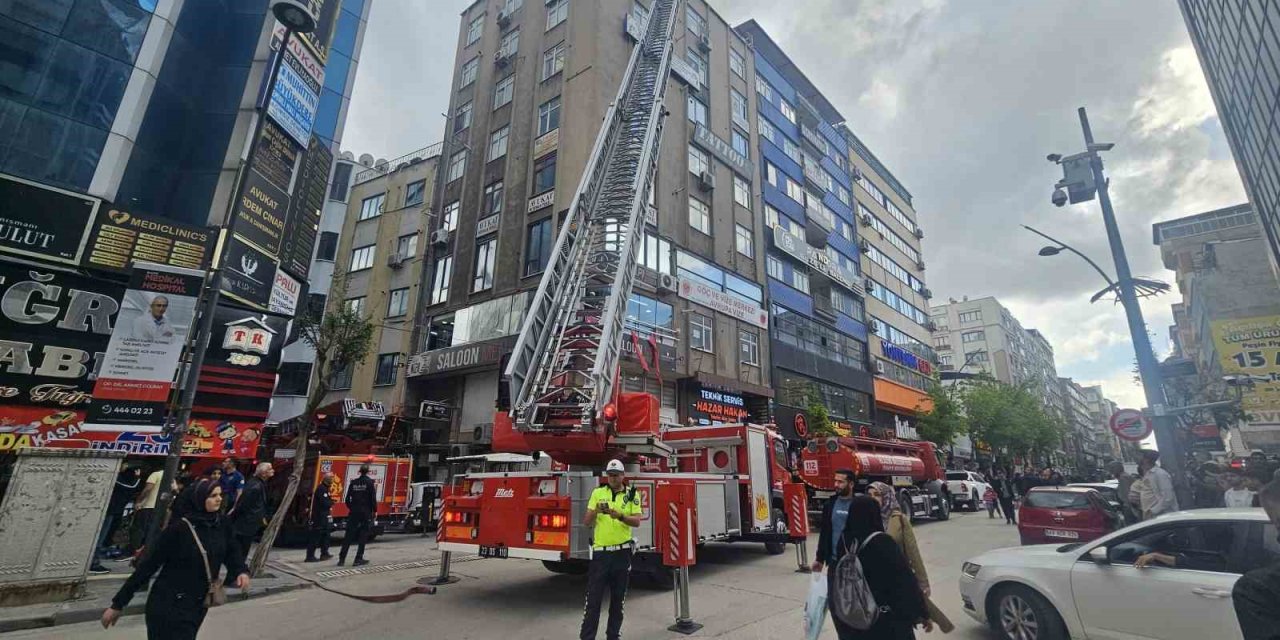 Elazığ’da iş merkezinin çatısında yangın paniği