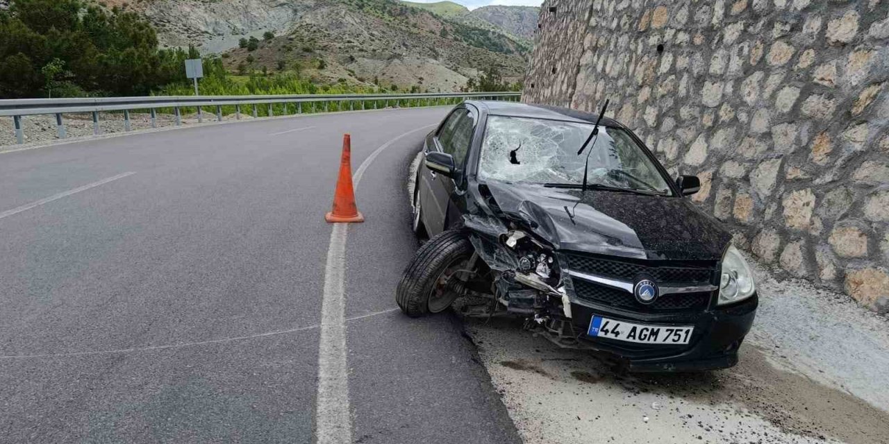 Kontrolden çıkan araç bariyerlere çarptı: 1 yaralı