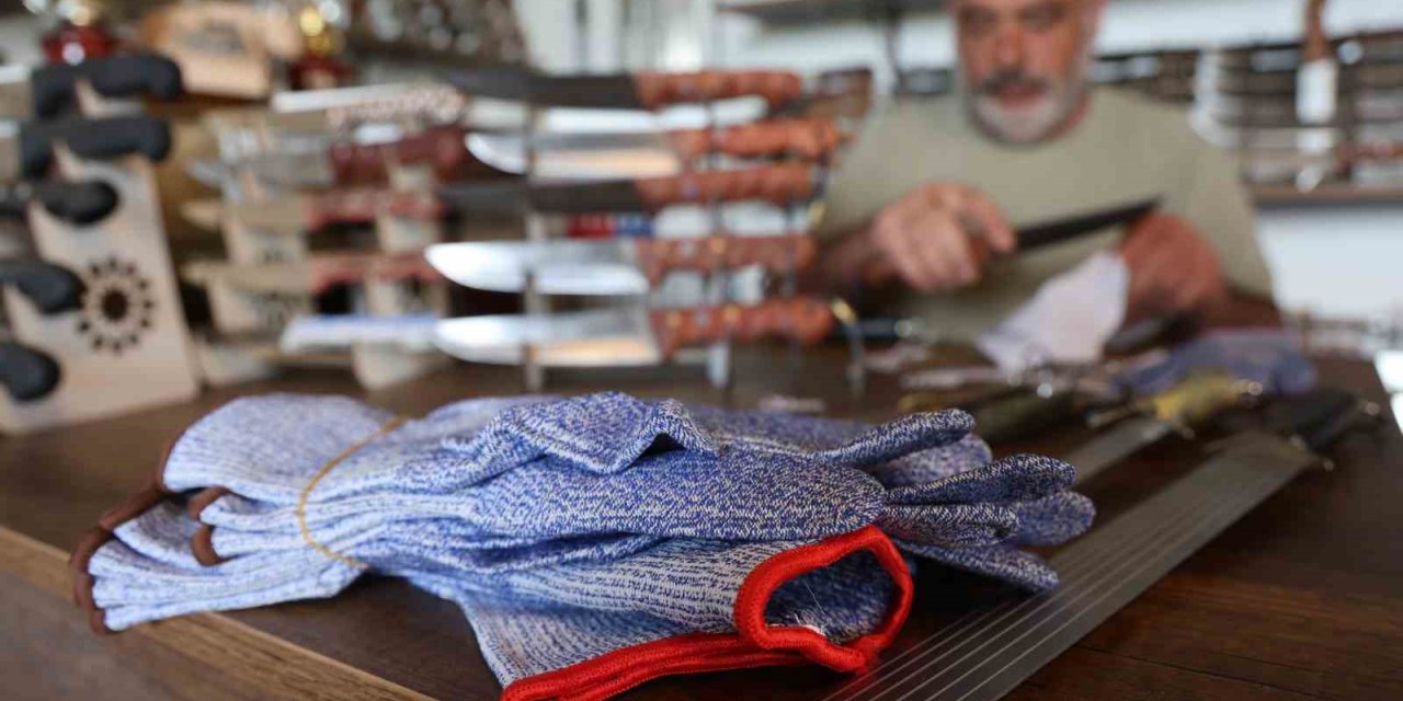 40 yıllık kasap, kesilmez eldiveni bıçakla test ederek acemi kasapları uyardı