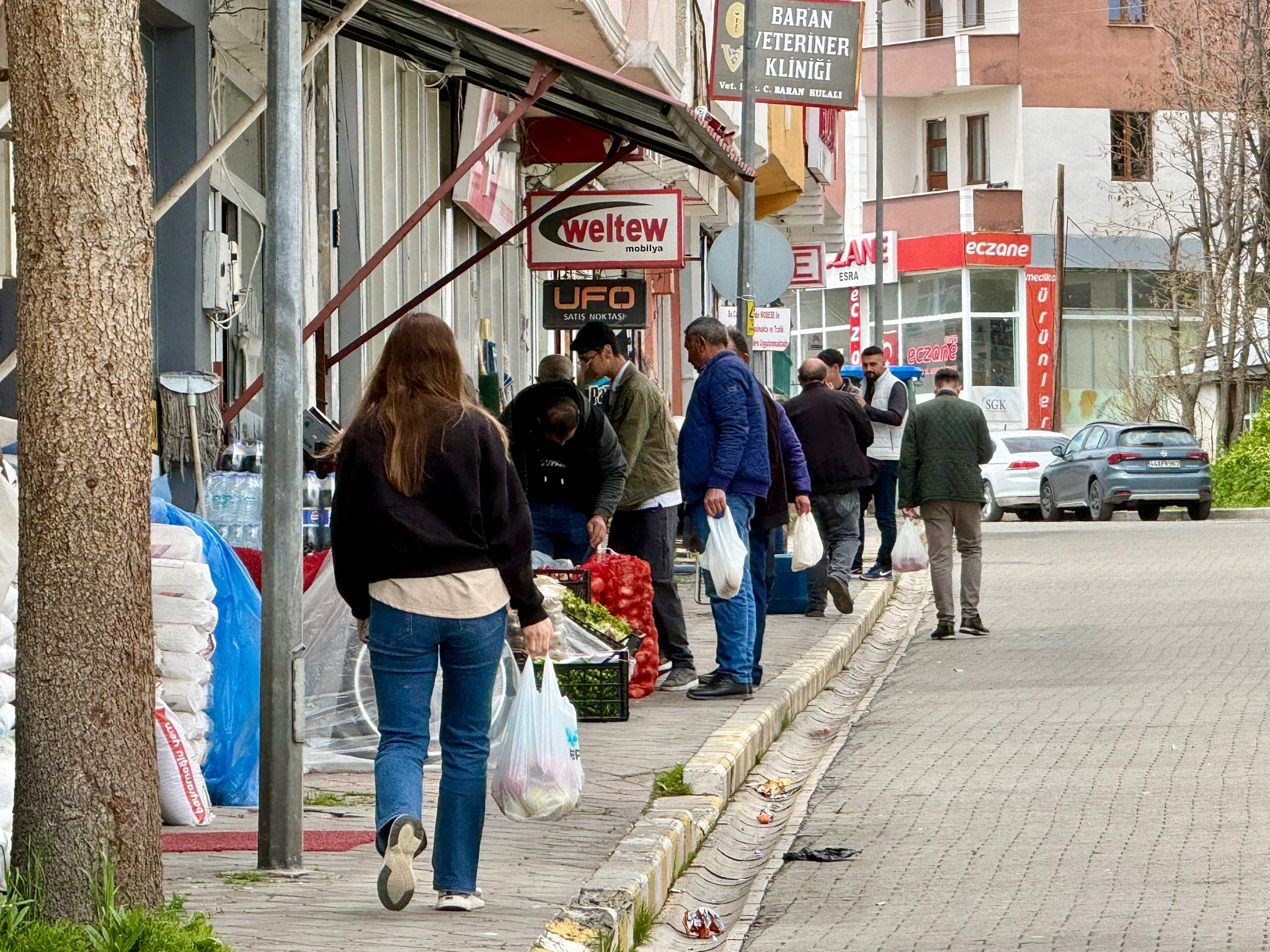 TEZGAHLAR KURULDU, ESNAFIN YÜZÜ GÜLDÜ