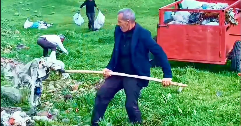 Muhtarlardan örnek davranış: Çöpleri elleriyle topladılar