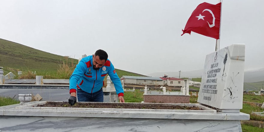Susuz'da Şehitlikler Bayrama Hazırlandı: Şanlı Bayraklar Yenilendi