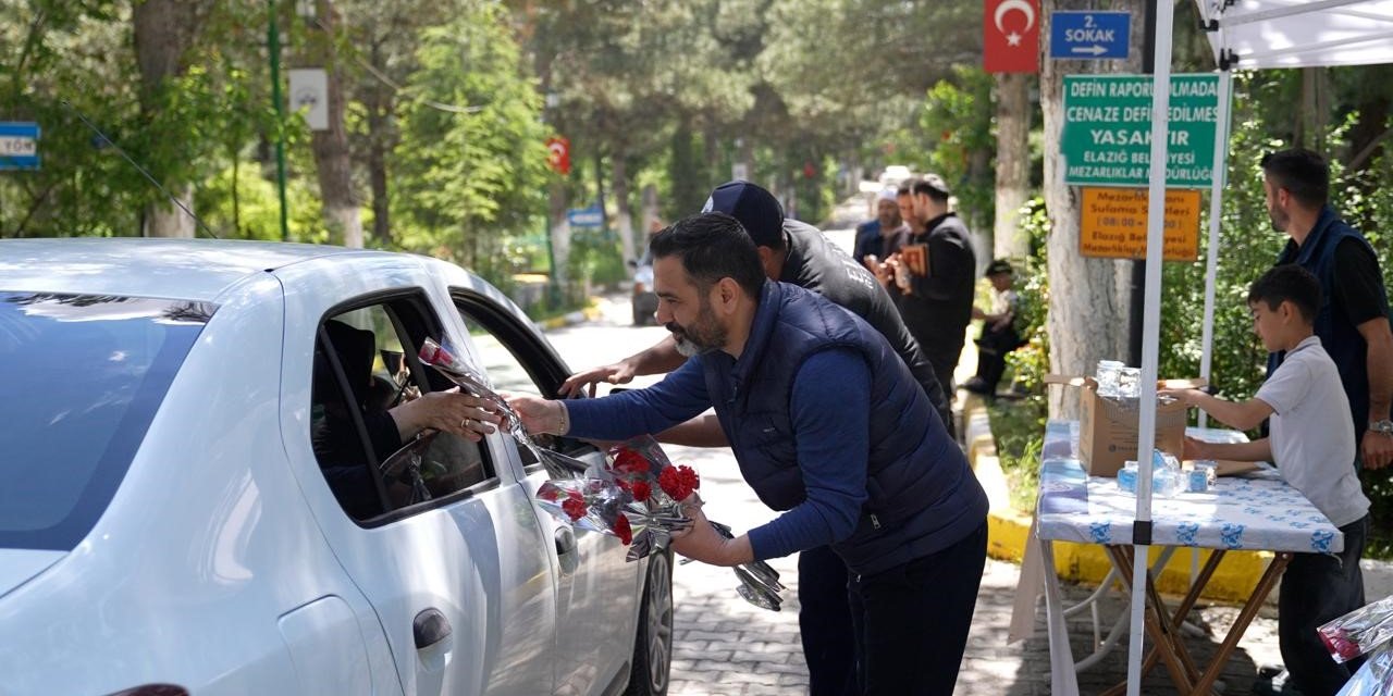 Elazığ’da mezarlığa giden vatandaşlara karanfil dağıtıldı
