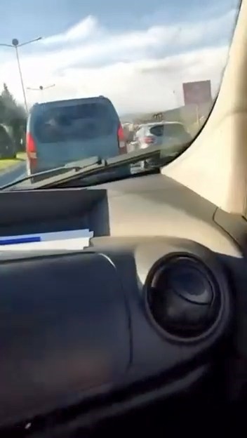 Elazığ’da makas atan araç kameraya yansıdı