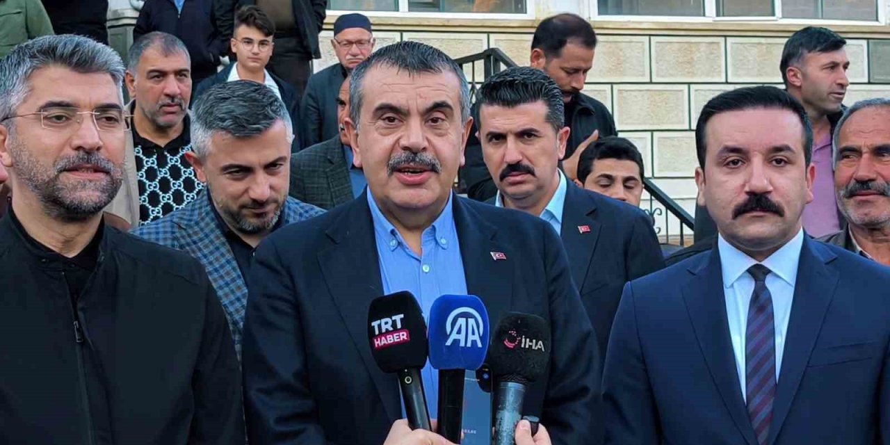 Milli Eğitim Bakanı Yusuf Tekin bayram namazını baba ocağı Uzundere’de kıldı