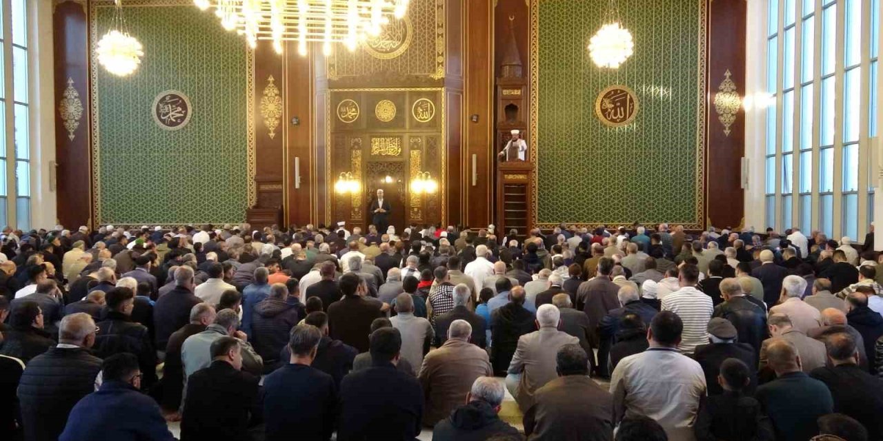 Malatya’da vatandaşlar bayram namazı için camilere akın etti