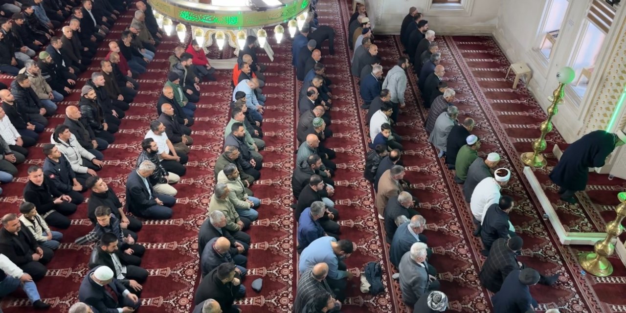 Yüksekova’da bayram namazında vatandaşlar camileri doldurdu