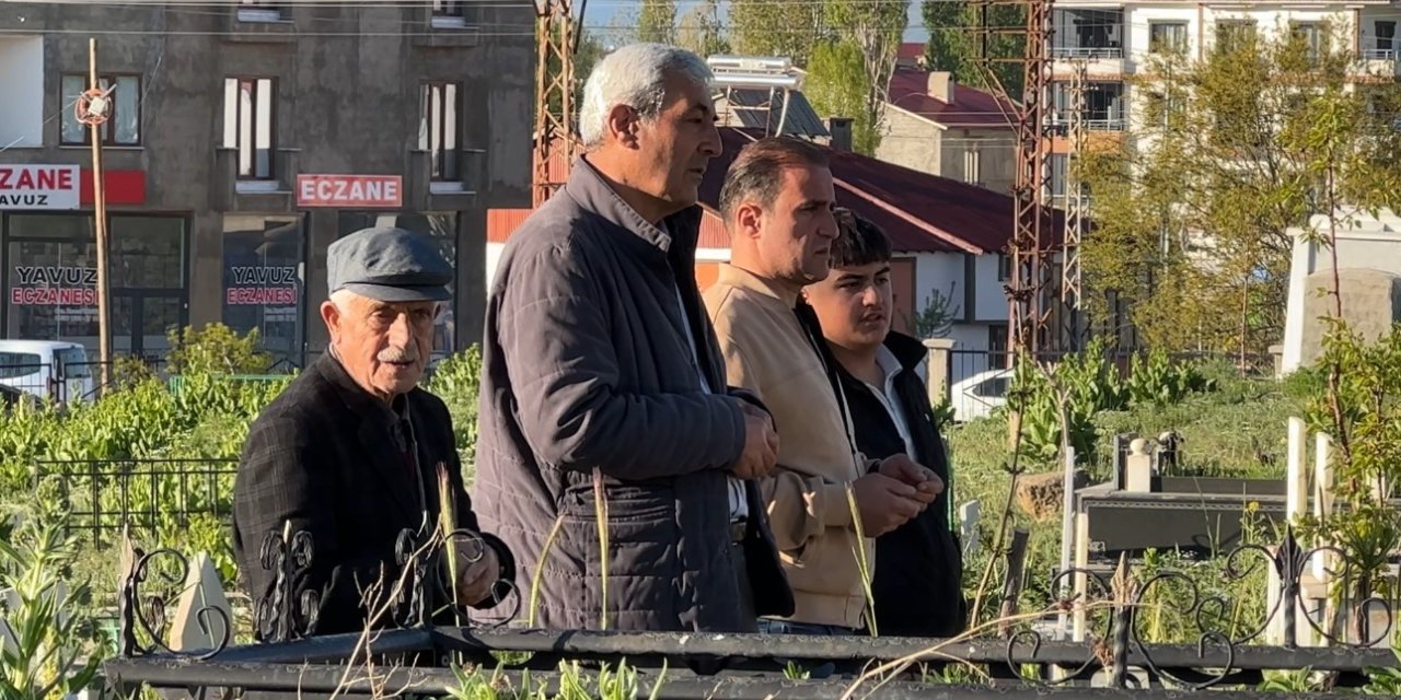 Yüksekova’da vatandaşlar bayram namazı sonrası mezarlıklara akın etti
