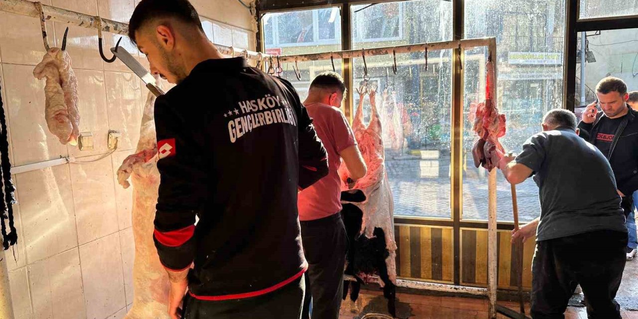 Hasköy’de bayram namazının ardından kurban kesimi başladı
