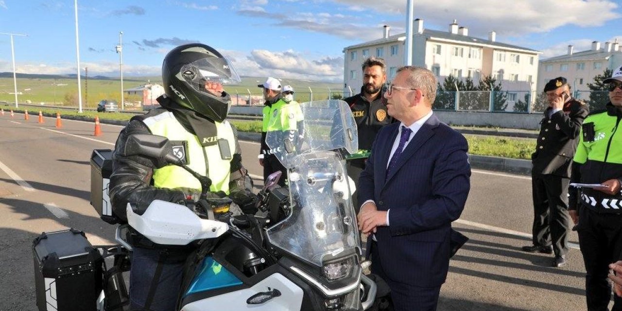 Kars Valisi Ziya Polat’tan bayram mesaisindeki polis ekiplerine ziyaret