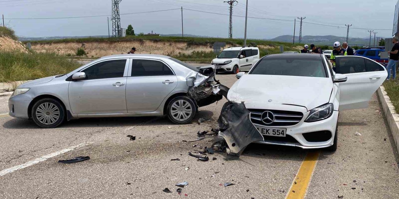 Elazığ’da otomobiller çarpıştı: 1’i hamile 4 yaralı
