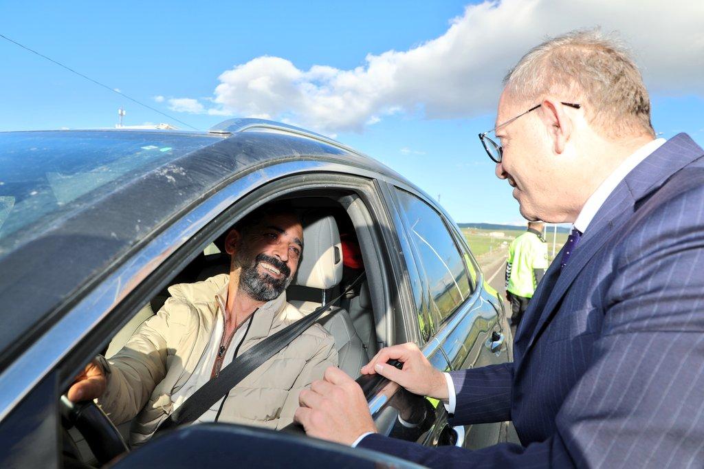 Vali Ziya Polat Kara Yolunda Sürücüleri Durdurdu, Emniyet Kemeri Uyarısı Yaptı