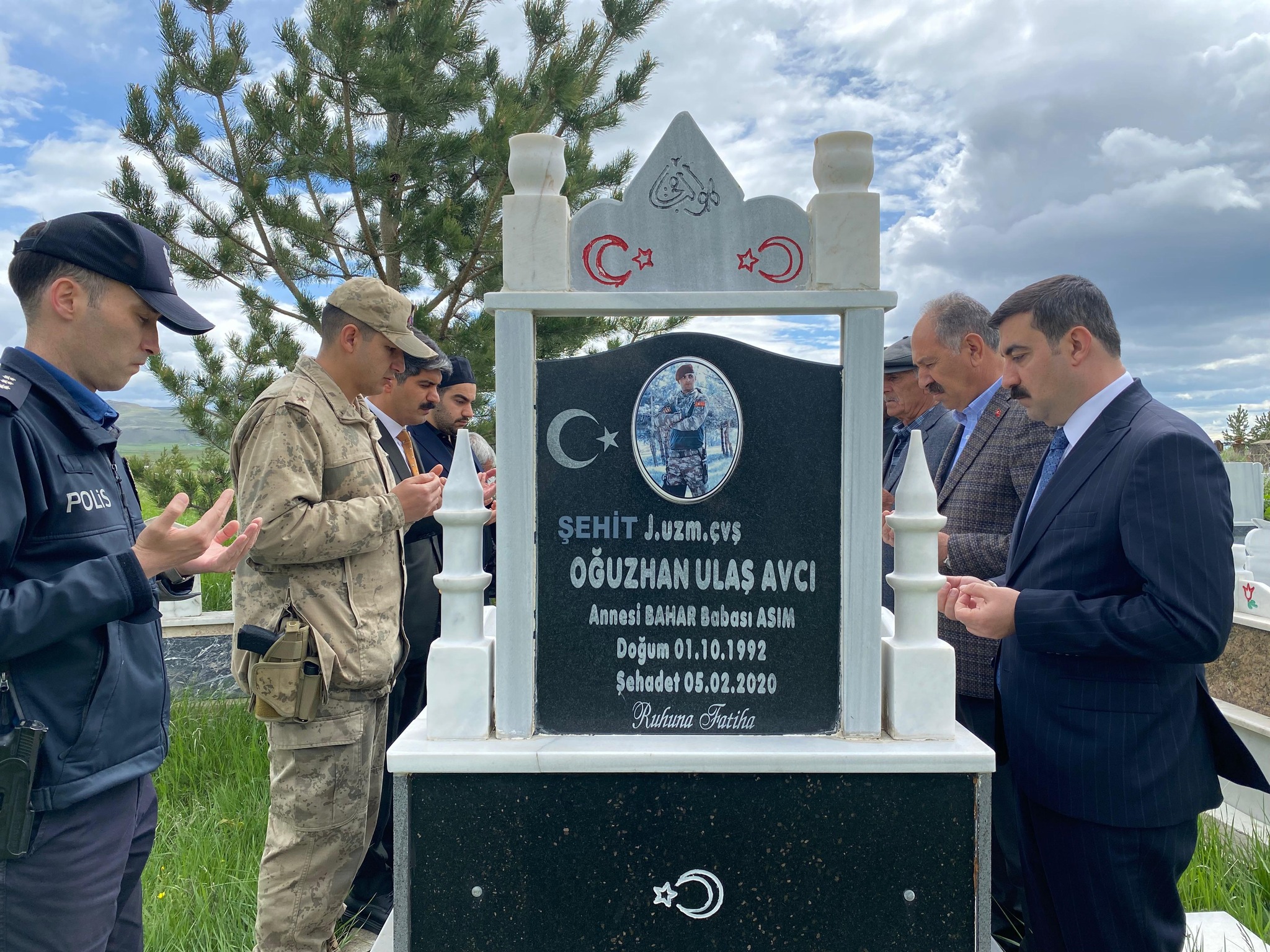 KAHRAMANLARIN KABRİ BAŞINDA KUR'AN-I KERİM OKUNDU
