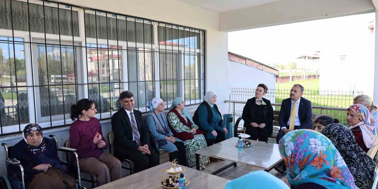 Ağrı Valisi Bozkurt’tan bayramda şehit aileleri, gazi, çocuklar ve huzurevi sakinlerine ziyaret